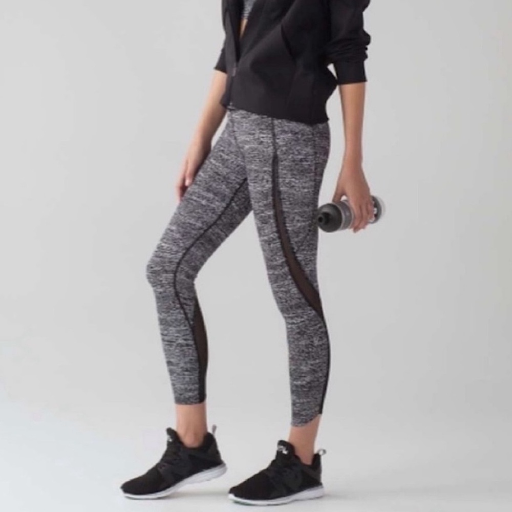 Lululemon Black / White Pace Perfect High Rise 7/8 Tight size 2